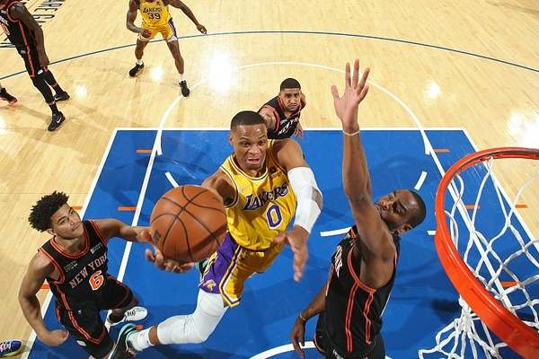  利拉德39分难救主，雄鹿不敌尼克斯  